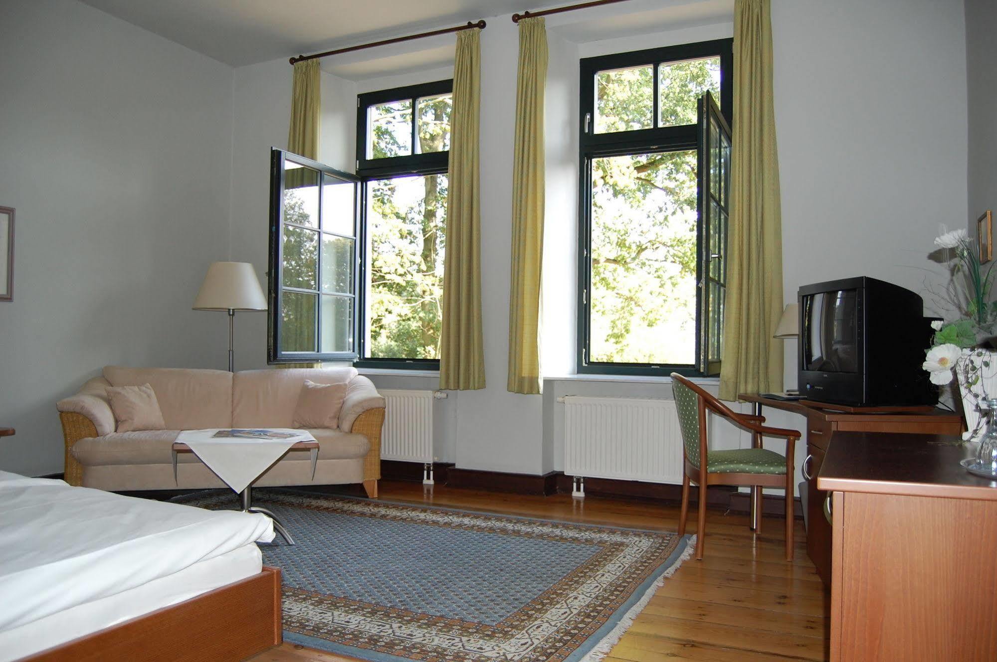 Gutshaus Redewisch Hotel & Restaurant Boltenhagen  Esterno foto